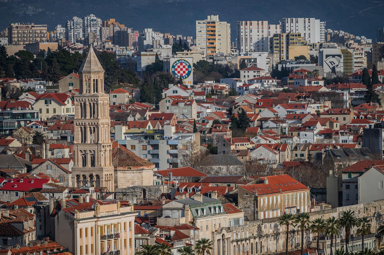 Split: Grb Hajduka naslikan na pročeljima stambenih zgrada