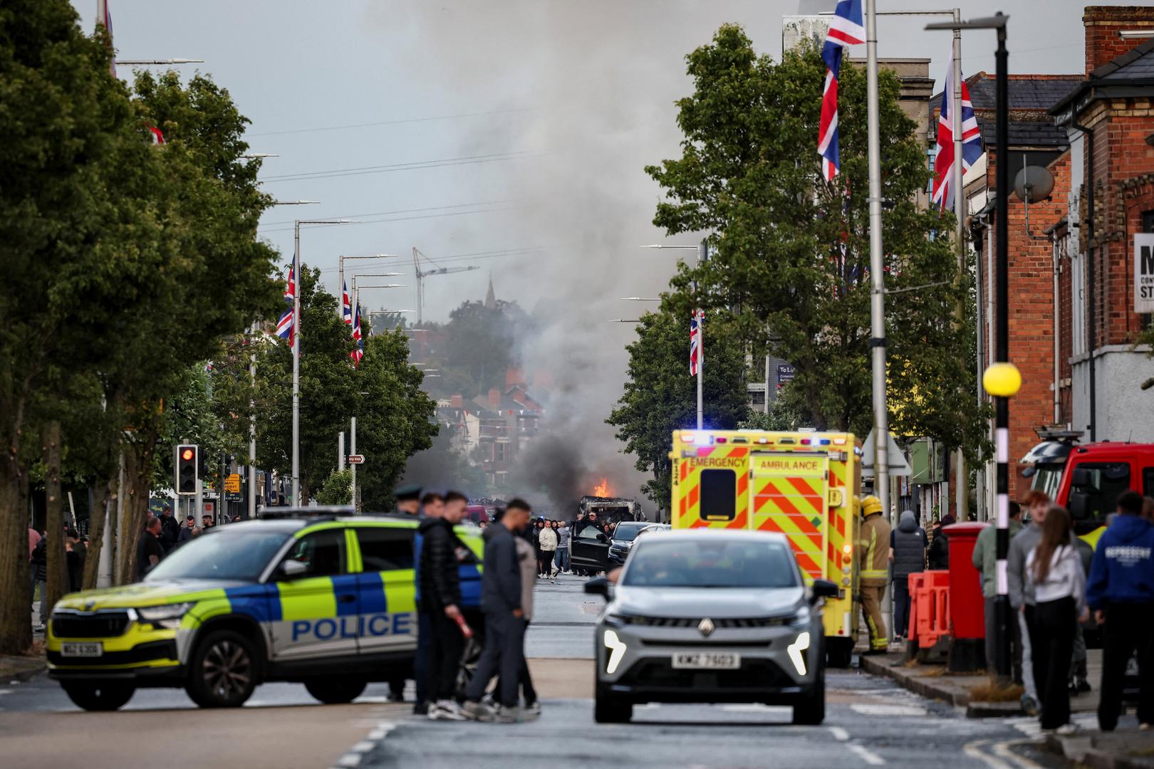 Val nasilja zahvatio je u utorak navečer više dijelova Sjeverne Irske nakon šokantnog napada nožem u sjevernom Belfastu, u kojem je teško ozlijeđen muškarac u četrdesetim godinama. 