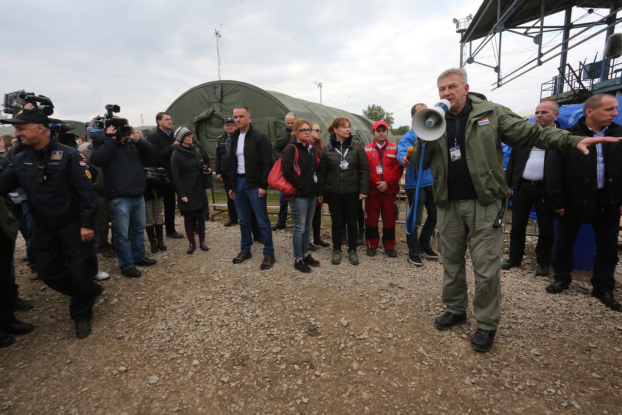 21.10.2015.Opatovac.Hrvatska.Ministrica Vesna Pusic i Ministar Ranko Ostojic poveli su u obilazak prihvatnog centra strane diplomate 