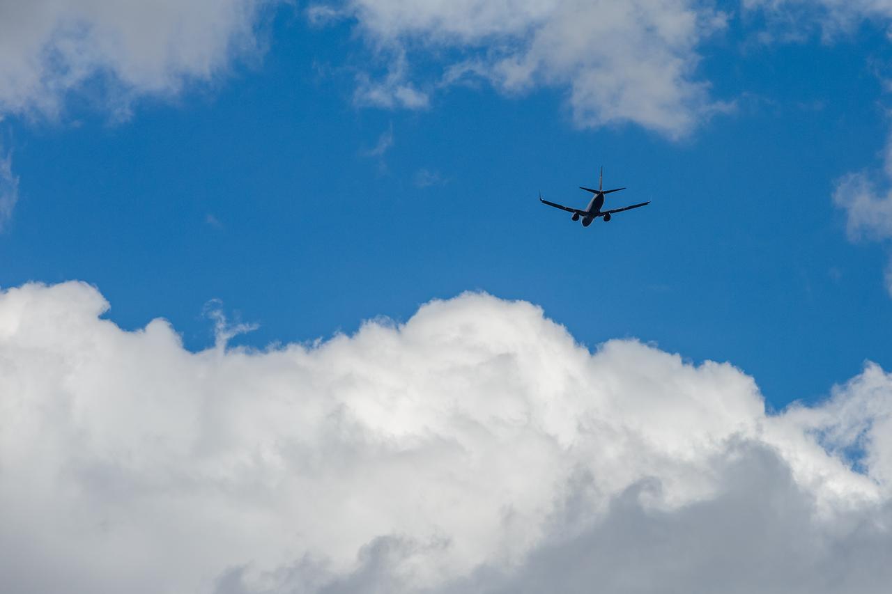 Avion zrakoplovne kompanije Lauda u preletu iznad Ždrelca