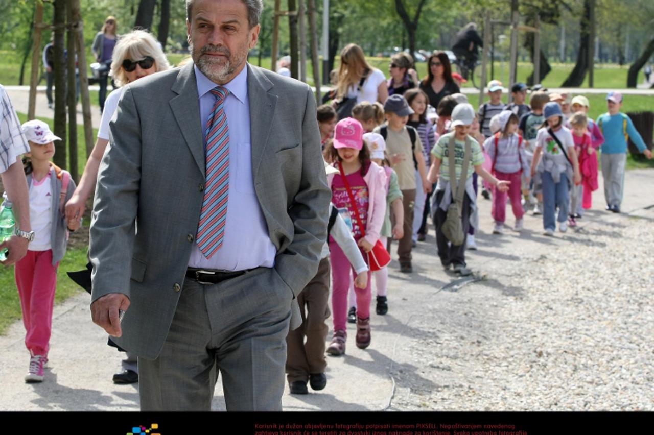 '07.04.2011., Zagreb - Gradonacelnik Milan Bandic  prosetao je s djecom iz djecjeg vrtica Suncana po Bundeku te im organizirao hot dog i sokove za rucak.PRI KORISTENJU FOTOGRAFIJE ZASTITITI IDENTITET 