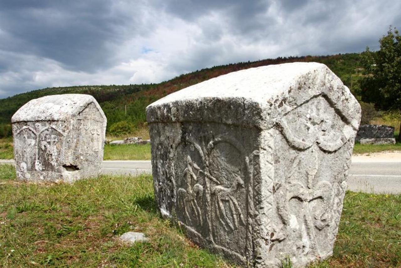 Lokalitet Crljevica gdje se uz cestu nalazi oko 90 stecaka za koje je pokrenuta procedura ulaska pod zastitu UNESCO-a