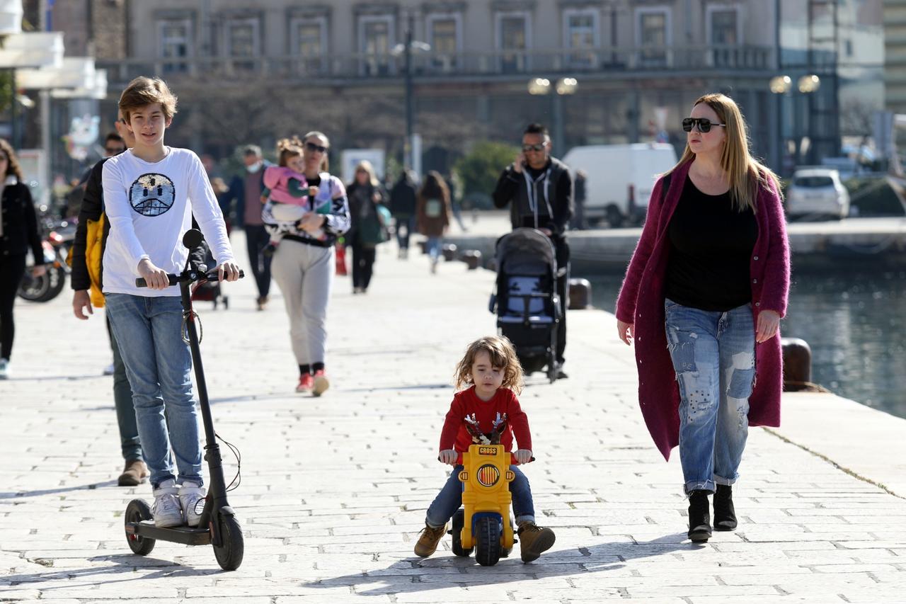 Šibenčani uživali u sunčanom vremenu na rivi i Poljani