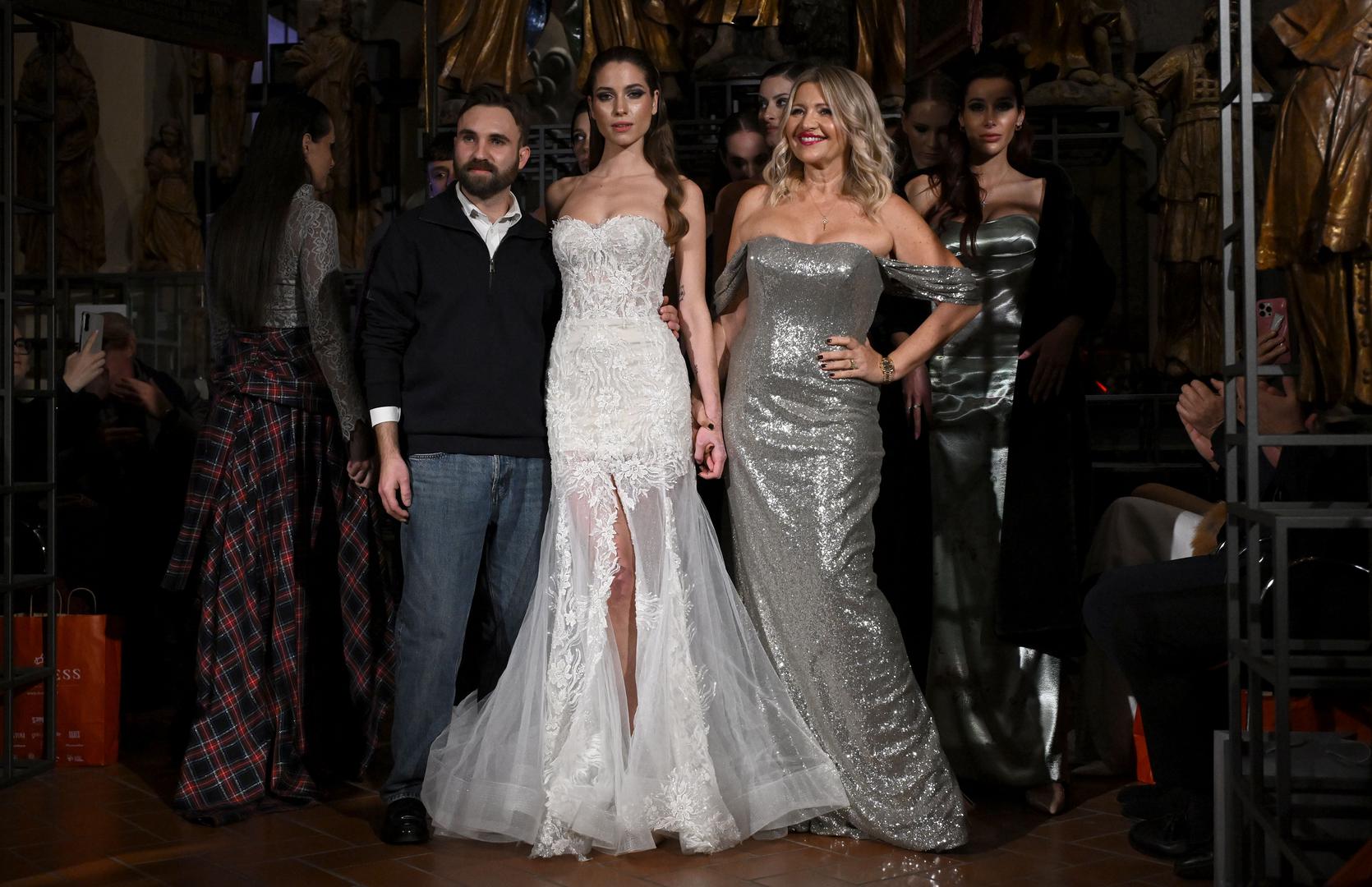  Bračni par Grabar - Kitarović uvijek podržava ovaj modni brend, a Jakov je i ranije ove godine bio na reviji modnog brenda Duchess i tada je na reviju došao bez supruge.