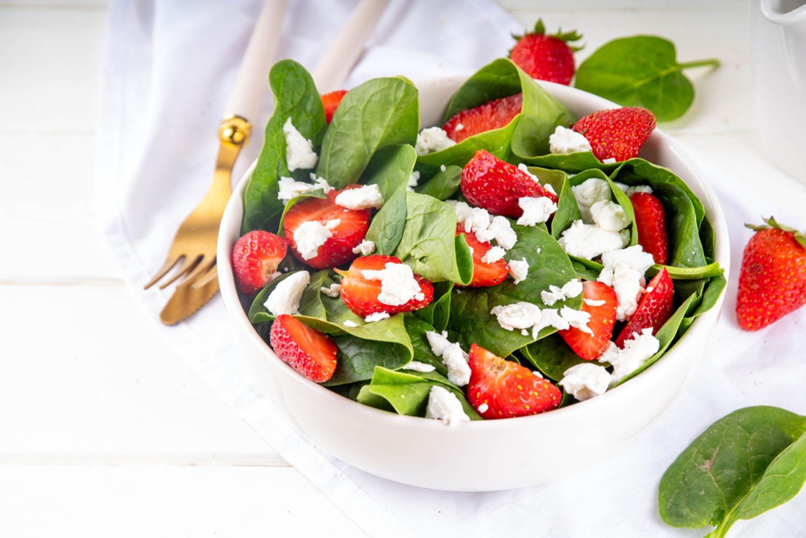 Jagode u salati: Jagode se sjajno slažu i u slanim kombinacijama – primjerice, u salati s rikolom, feta sirom, orasima i balzamičnim preljevom. Ova kombinacija idealna je za lagani ljetni ručak ili predjelo koje će oduševiti goste.