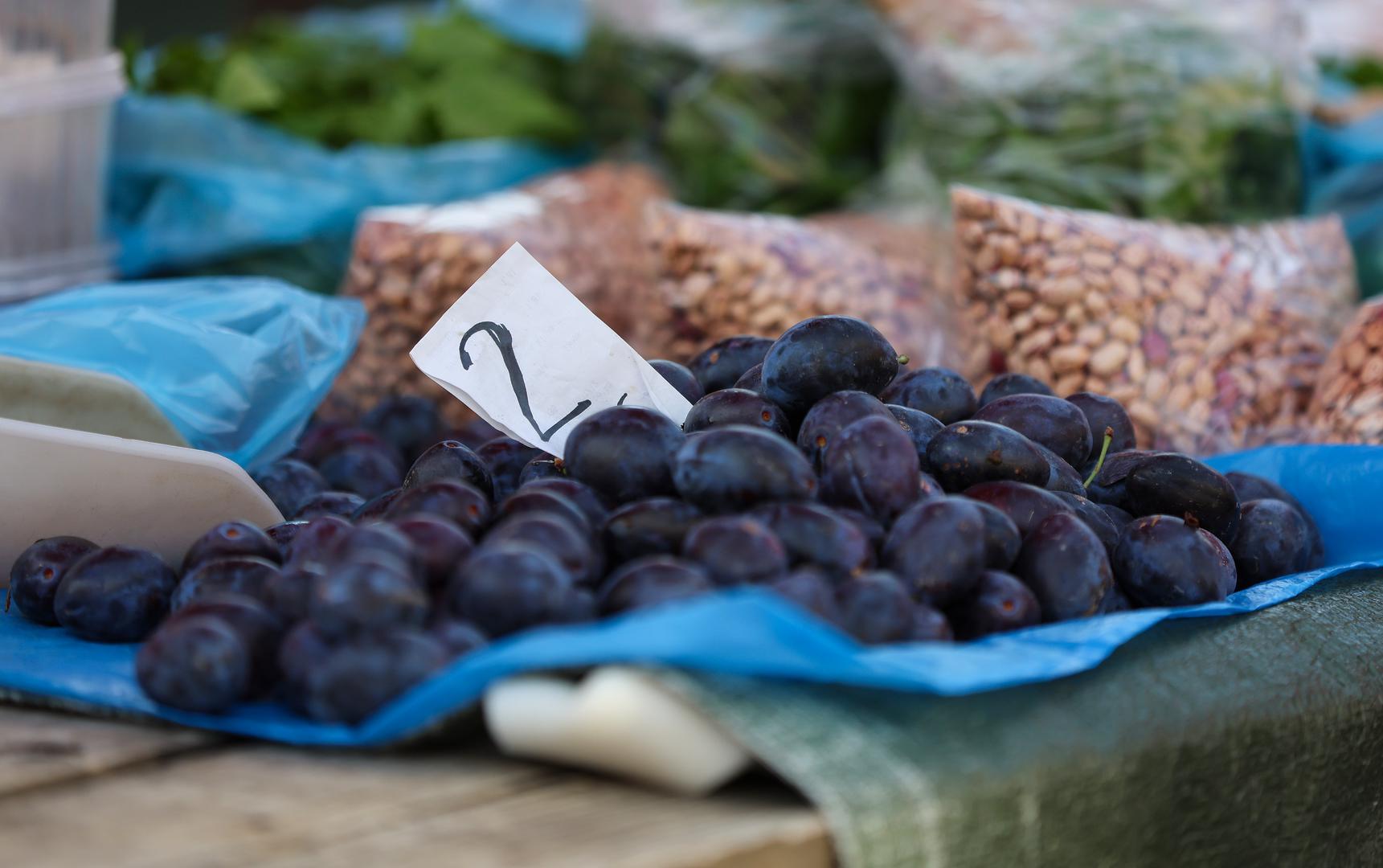Najviše se traže šljive koje se prodaju po tri eura za kilogram, iako se mogu naći i povoljnije varijante gdje dvije kile stoje dva i pol eura ili čak po dva eura za kilogram. 