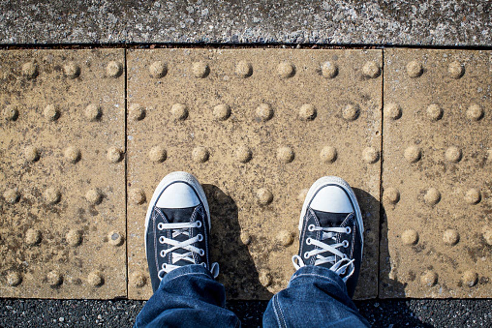 Chuck Taylor, američki košarkaš, bio je prvi sportaš koji ih je nosio, a bio je i prodavač cipela. Nosio ih je i Stallone u filmu "Rocky".