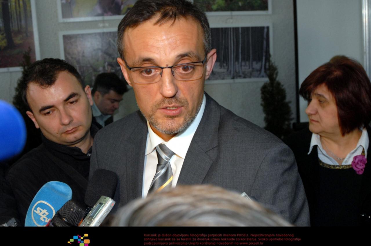 \'27.01.2012., Nova Gradiska - Ministar poljoprivrede Tihomir Jakovina na tradicionalnoj gospodarskoj manifestaciji  \'14. poljoprivredno-poduzetnicke ideje Nova Gradiska 2012\'. Photo: Ivica Galovic/