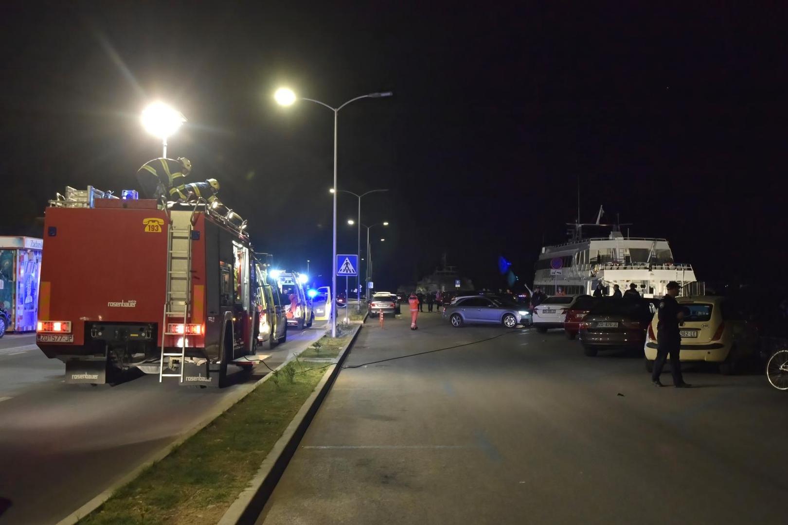 04.05.2020., Zadar - Sinoc oko 23 sata dogodila se prometna nesreca u kojoj je vozilo Audi zavrsilo u moru u gradskoj luci. Prema nesluzbenim informacijama dvije su osobe izgubile zivot. Photo: Dino Stanin/PIXSELL