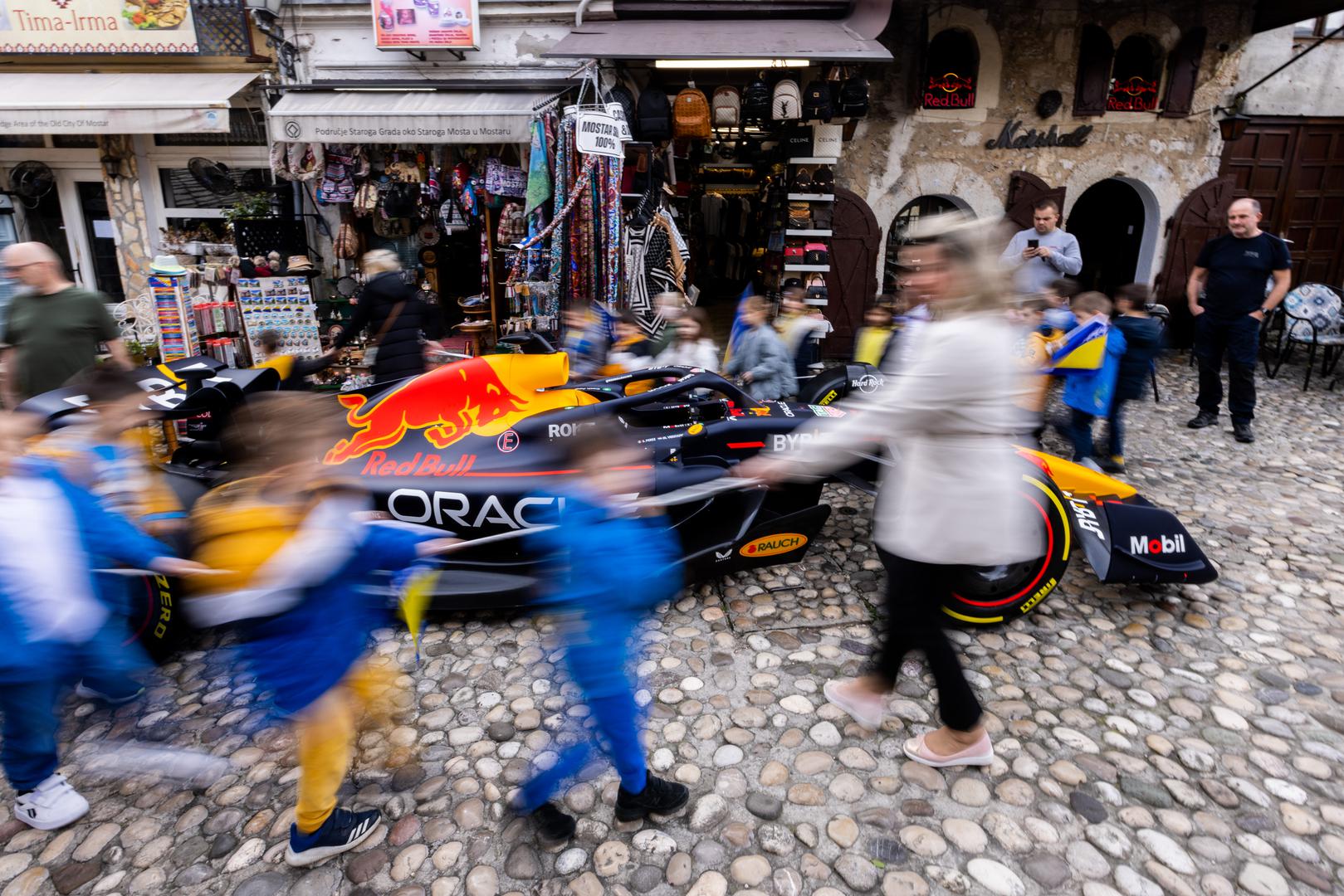 Građani Mostara promatrali su bolid i fotografirali se s njim