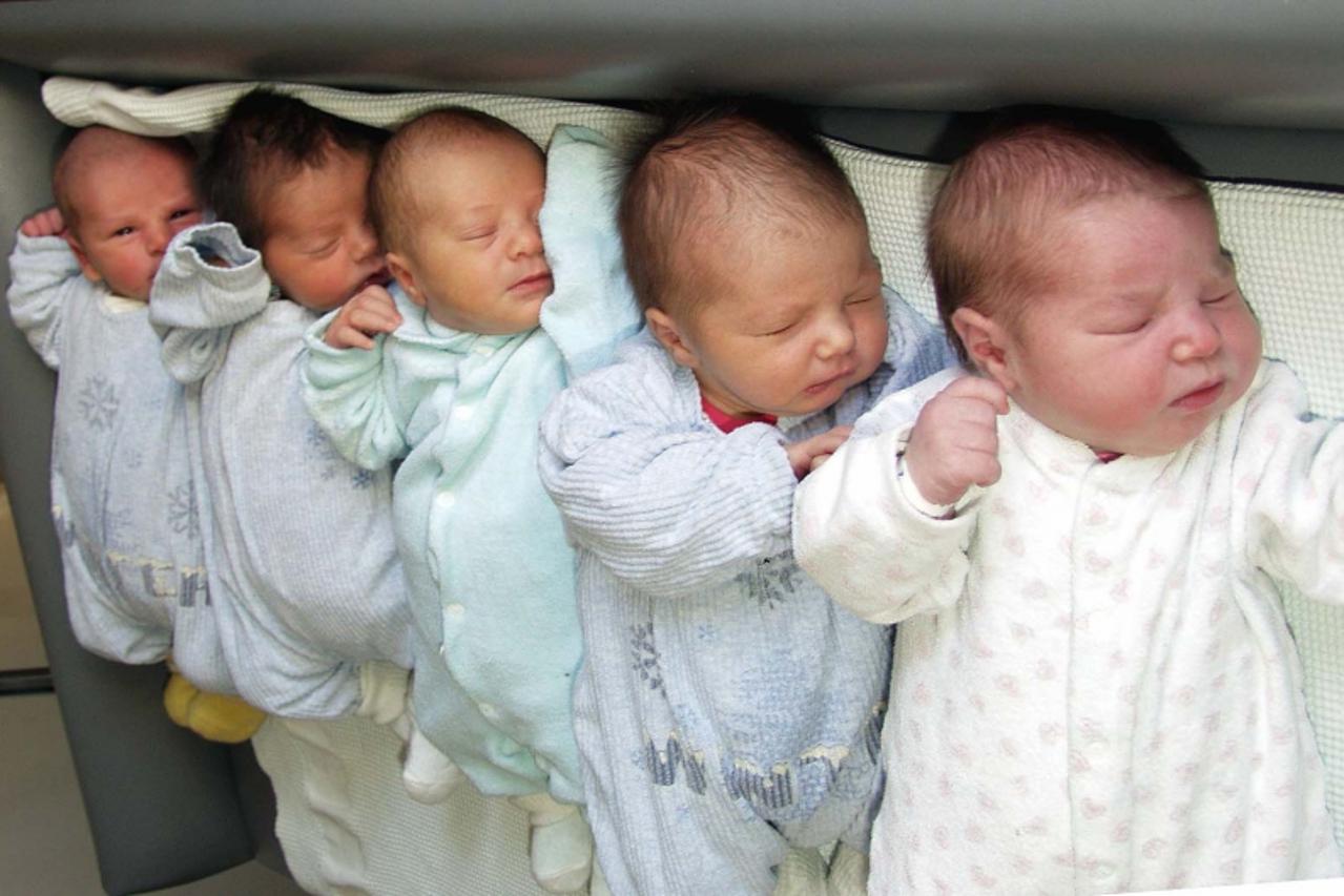 'DONACIJA GRADSKOG POGLAVARSTVA MOSTARSKOM PORODILISTE KOJE SU PREDALI GRADONACELNIK HAMDIJA JAHIC I DOGRADONACELNIK NEVEN TOMIC SNIMIO S. LASIC'