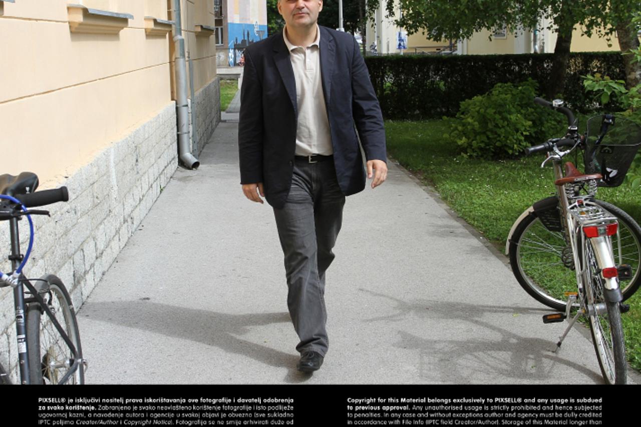 '19.05.2013., Karlovac - Kandidat HDZ-a za gradonacelnika Damir Jelic glasovao na svom birackom mjestu.  Photo: Kristina Stedul Fabac/PIXSELL'