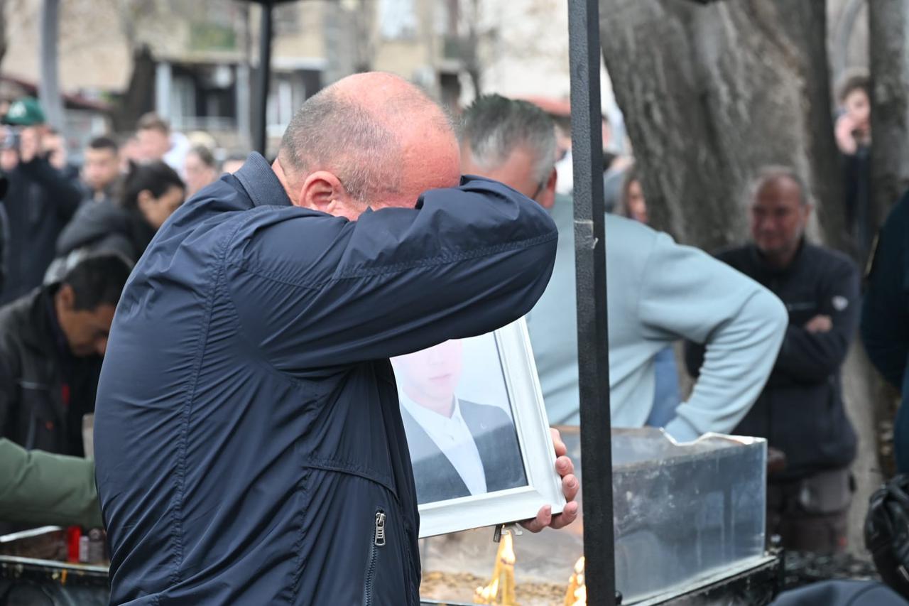 Bolni prizori iz Gradskog parka u Kočanima, građani prosvjedom odaju počast poginulima