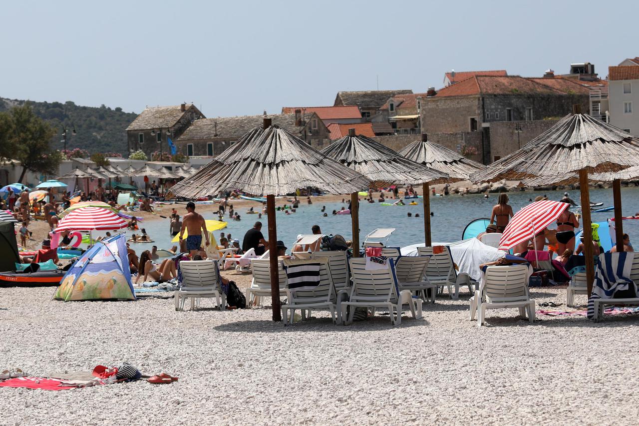 Plaže u Primoštenu su pune kupača