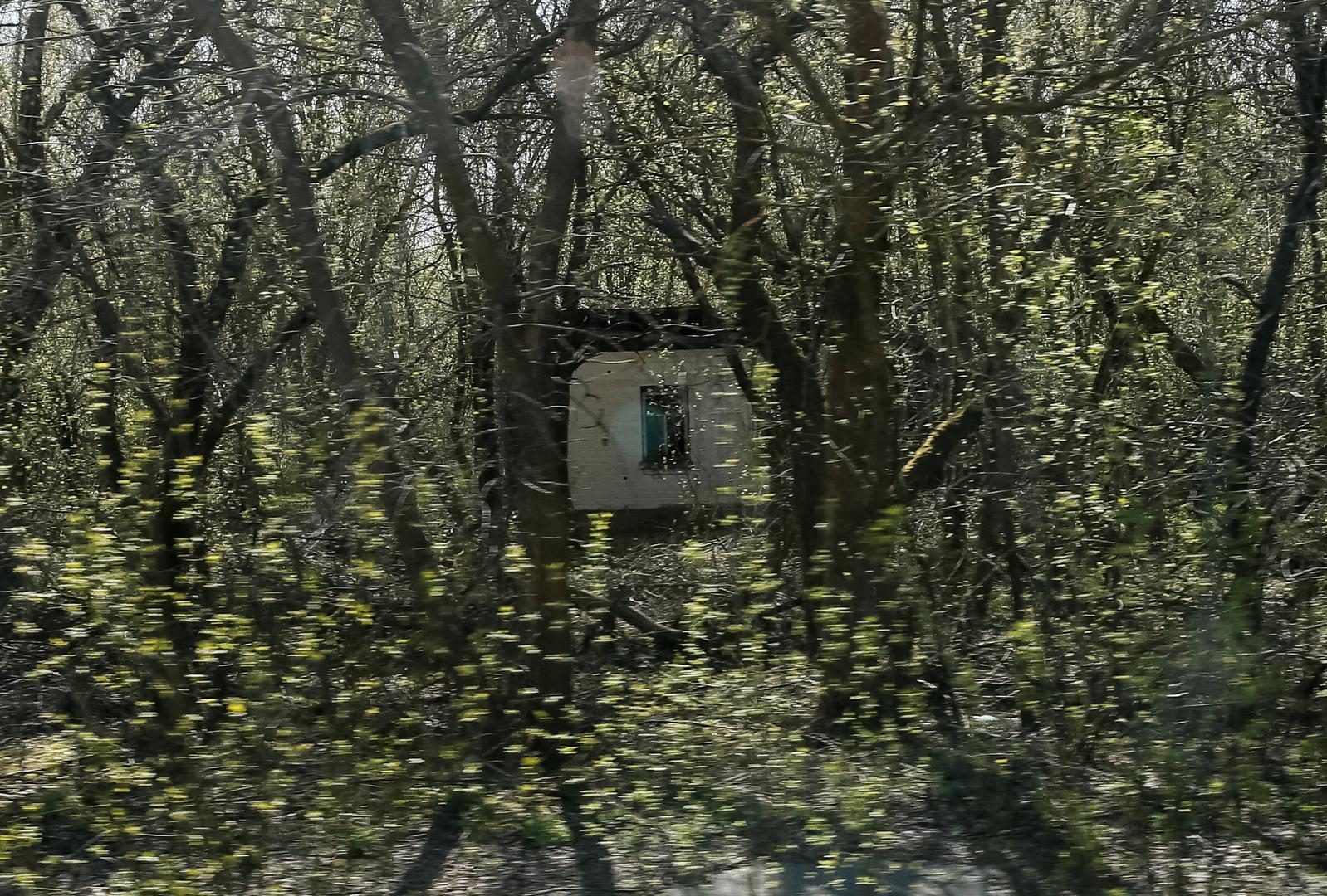 Kuća u napuštenom selu Zalesje nadomak nuklearnme elektrane kraj Černobila