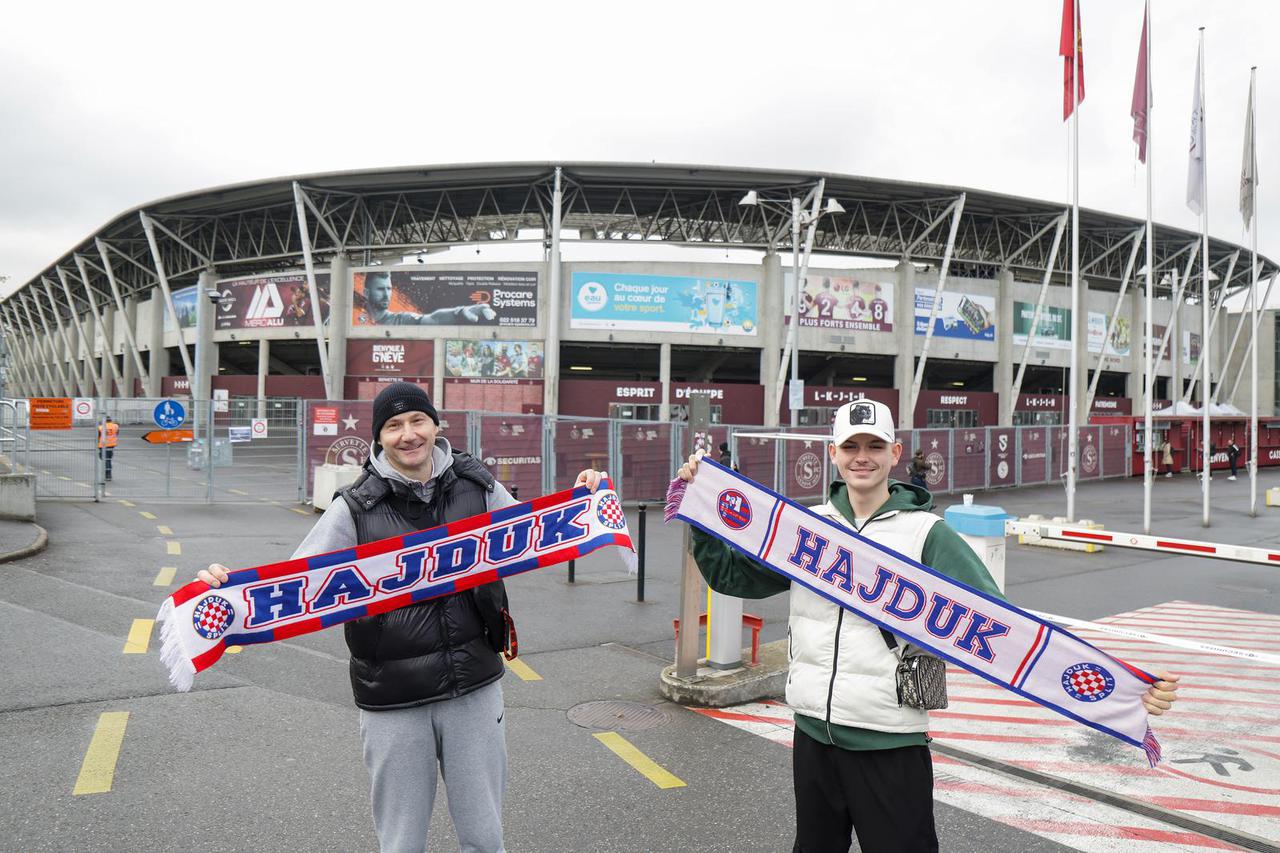 Navijači Hajduka skupljaju se ispred ženevskog stadiona uoči polufinalnog ogleda juniora Hajduka i Milana