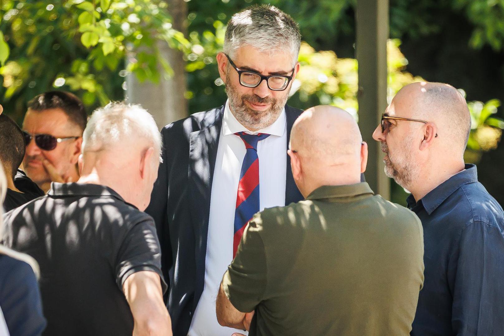 Od legendarnog igrača Hajduka oprostili su se brojni prijatelji, poznanici... Na posljednji ispraćaj stigli su gradonačelnik Tomislav Šuta te delegacija Hajduka koju su predvodili predsjednik kluba Ivan Bilić i predsjednik Nadzornog odbora Ljubo Pavasović Visković.