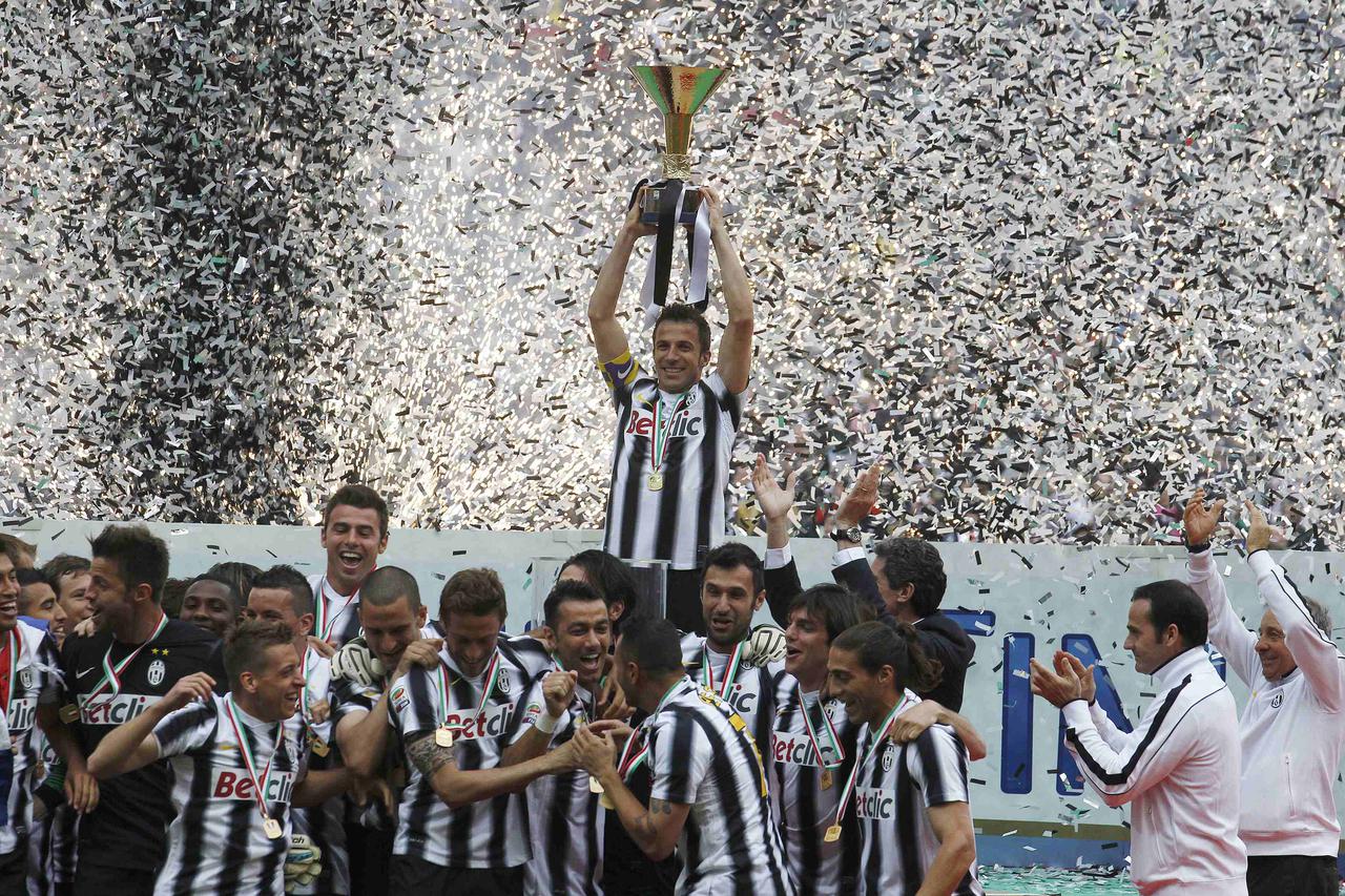 Juventus' Alessandro Del Piero holds the trophy after winning their 28th Italian Serie A title at the end of their match against Atalanta at the Juventus stadium in Turin May 13, 2012. REUTERS/Stefano Rellandini  (ITALY - Tags: SPORT SOCCER)  Picture Supp