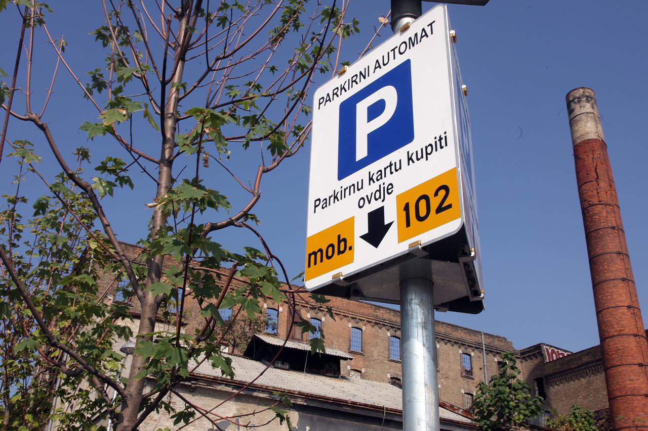 Zagreb: Poluprazno parkiralište u Paromlinskoj