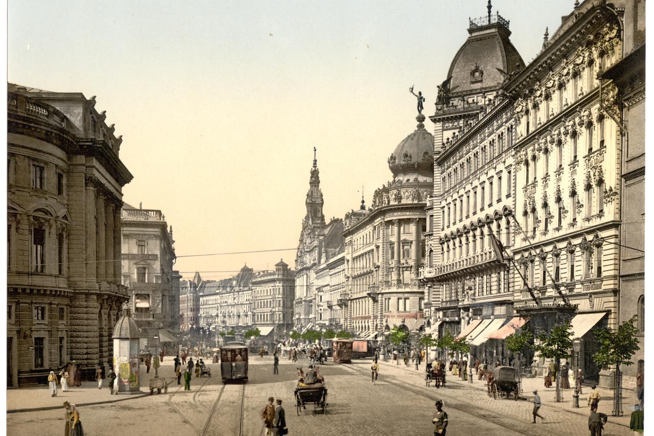 storyeditor/2025-08-26/Ring_Street__Budapest__Hungary__Austro-Hungary-LCCN2002710864.jpg