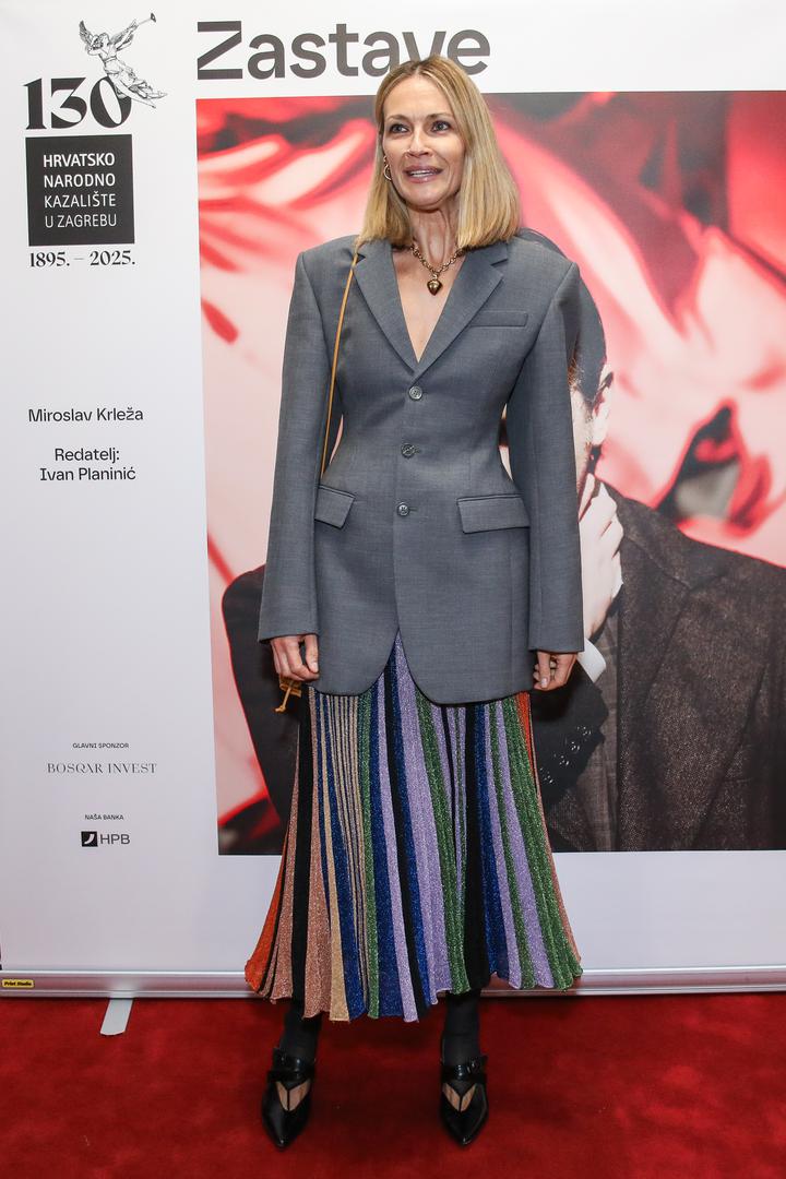 Poznata hrvatska glumica Tamara Vrdoljak (49), mnogima poznata pod djevojačkim prezimenom Garbajs, nakon dužeg perioda izbivanja iz javnosti pojavila se u Hrvatskom narodnom kazalištu na premijeri  predstave Zastave, po posljednjem romanu Miroslava Krleže.