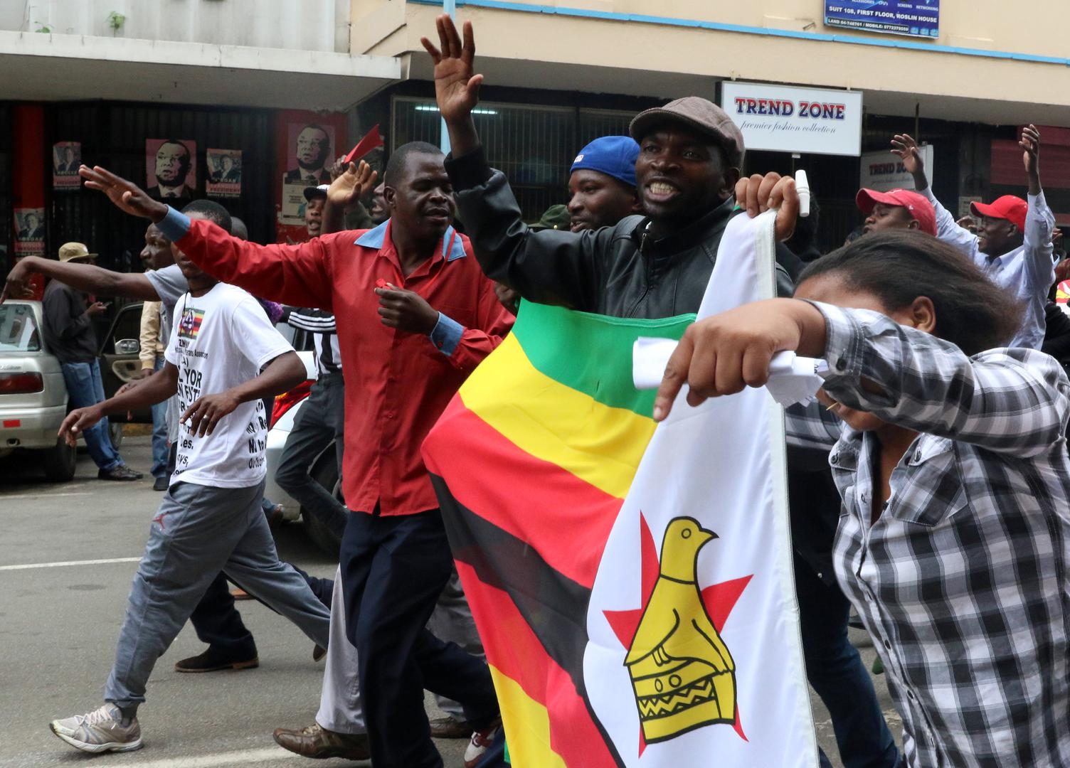 "Ovo su suze od sreće", rekao je za Reuters Frank Mutsindikwa (34) držeći zastavu Zimbabvea. "Čekao sam ovaj dan cijeli život. Napokon slobodan. Mi smo napokon slobodni".