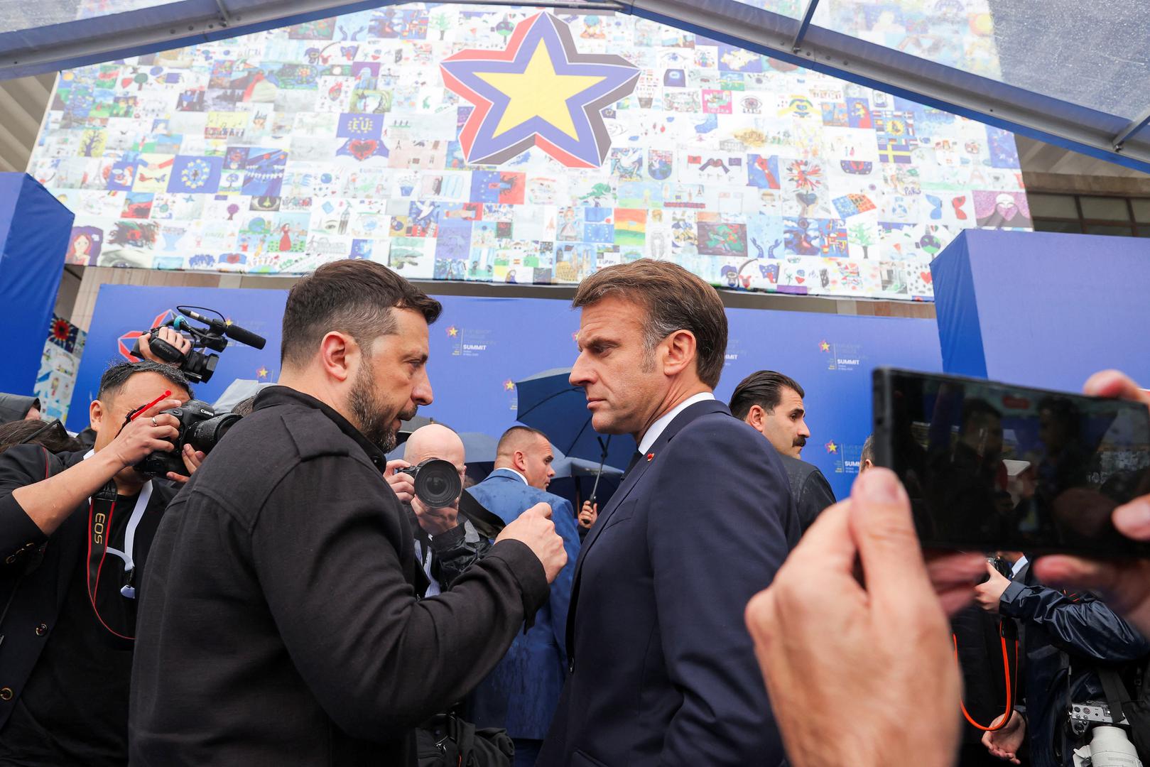 Zelenski se probijao kroz mnoštvo koje ga je zaustavljalo kako bi s njim snimili koju fotografiju