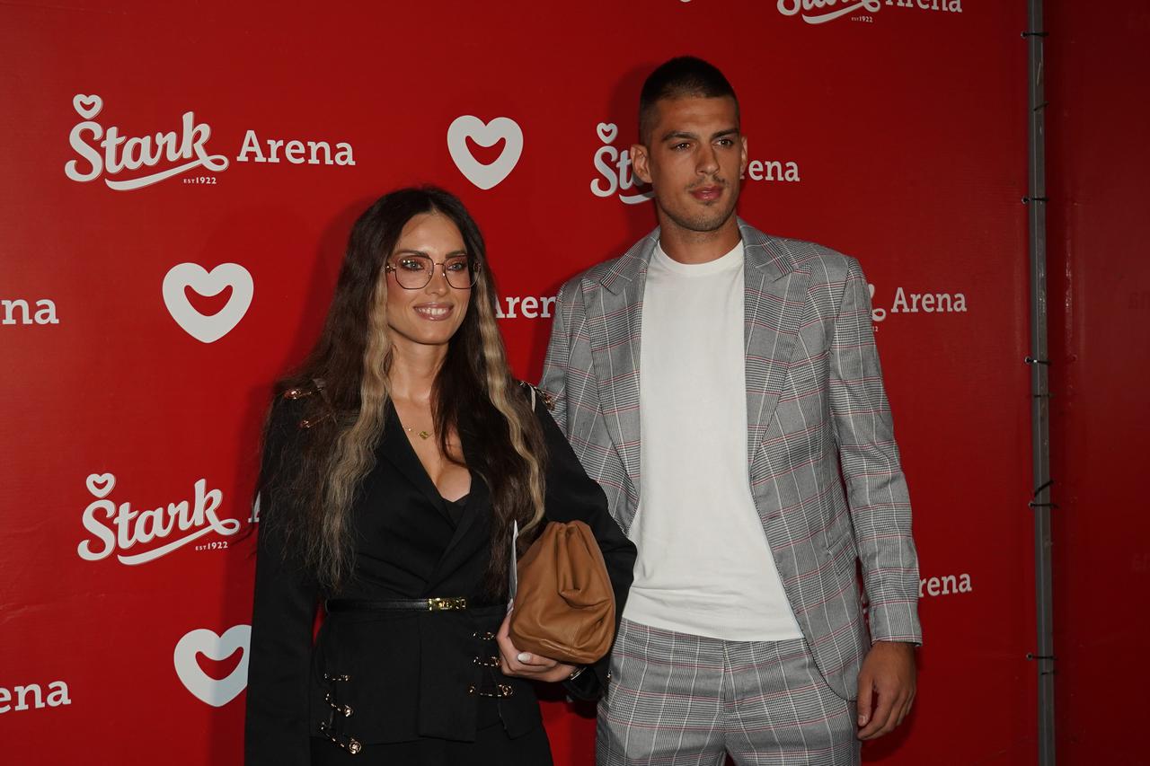 Aleksandra Prijović prvim od tri koncerta u beogradskoj Štark Areni započela regionalnu turneju "Od istoka do zapada" s kojojm će nastupiti i u Zagrebu