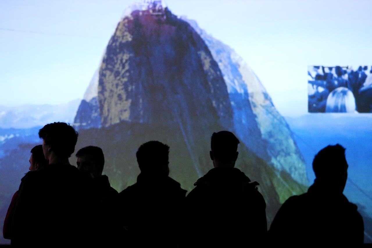 08.04.2016., Zagreb - Ucenici gimnazije iz Koprivnice posjetili su Umjetnicki paviljon i izlozbu Dalibora Martinisa u sklopu projekta popularizacije suvremene hrvatske umjetnosti.  Photo: Dalibor Urukalovic/PIXSELL