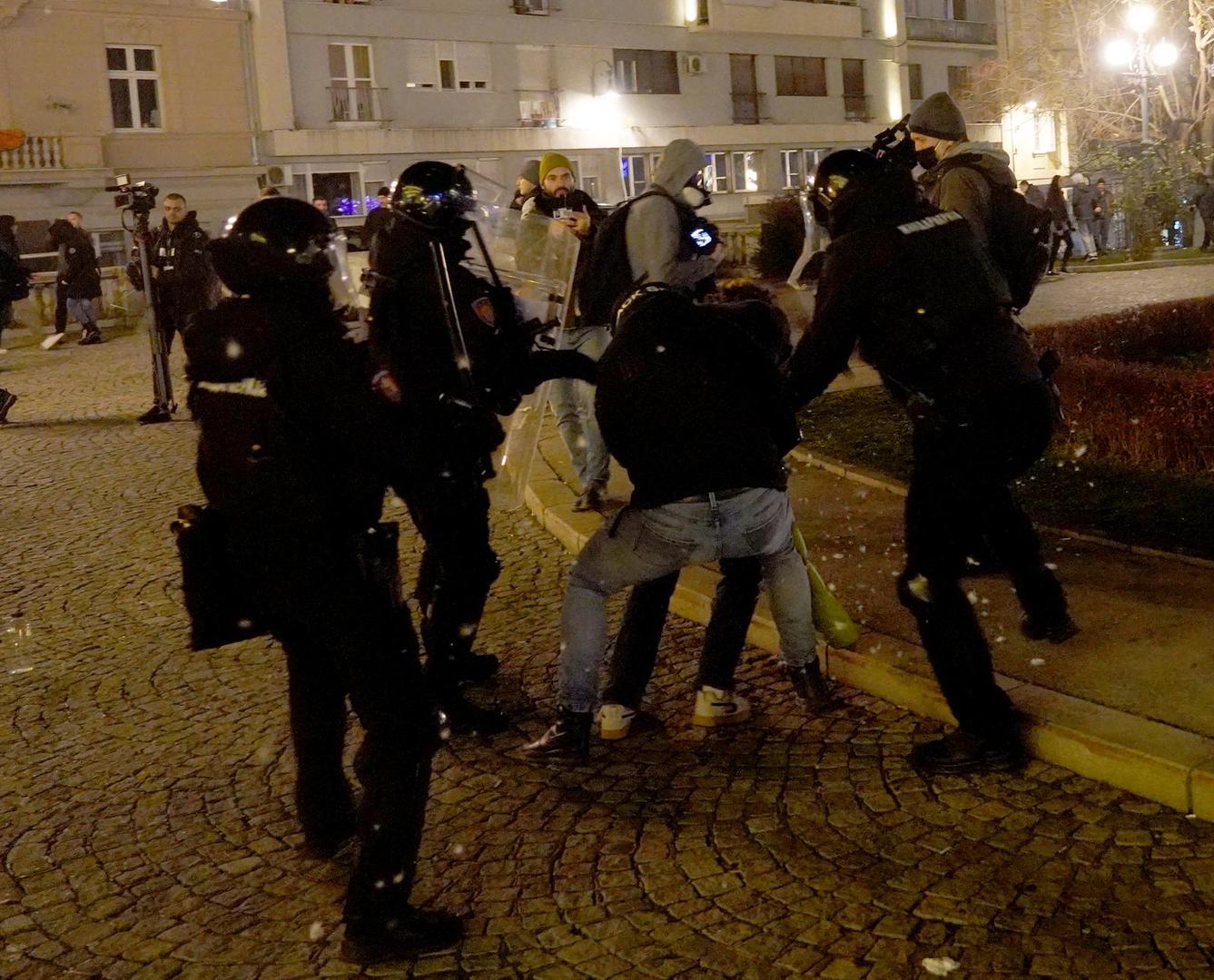 U skupštinu je ranije večeras pokušalo ući nekoliko čelnika oporbe, razbijajući staklo na ulaznim vratima.