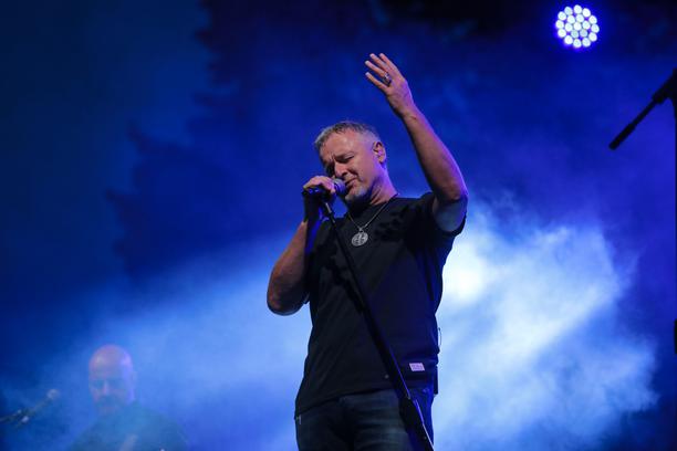 Thompson objavio novu pjesmu 'Devedeset neke': Ovo me baš rasplakalo, svaka  čast samo se sjetim svog tate - Večernji.hr