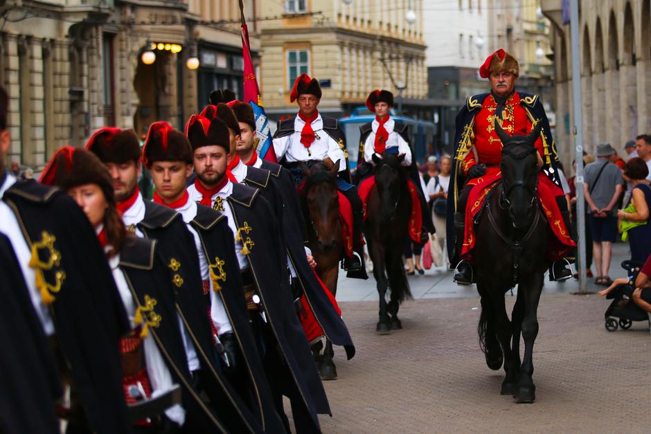 Smjena straže i postrojavanje Kravat pukovnije na Trgu bana Josipa Jelačića