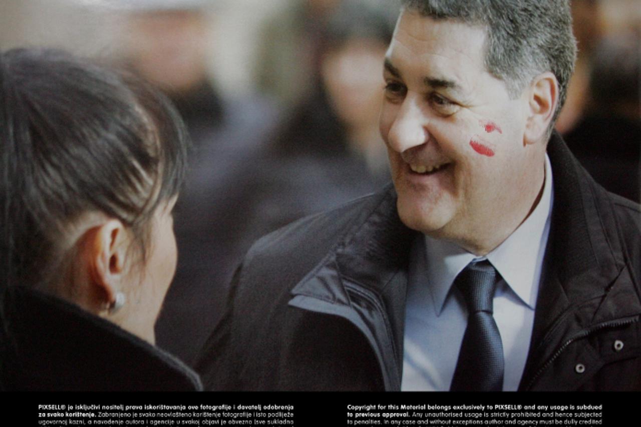 '02.06.2013., Split - Drugi izborni krug, Ivo Baldasar SDP-ov kandidat za gradonacelnika ocekuje pobjedu u izbornom stozeru na Bacvicama gdje su ga dosli podrzati ministri Branko Grcic i Arsen Bauk. P