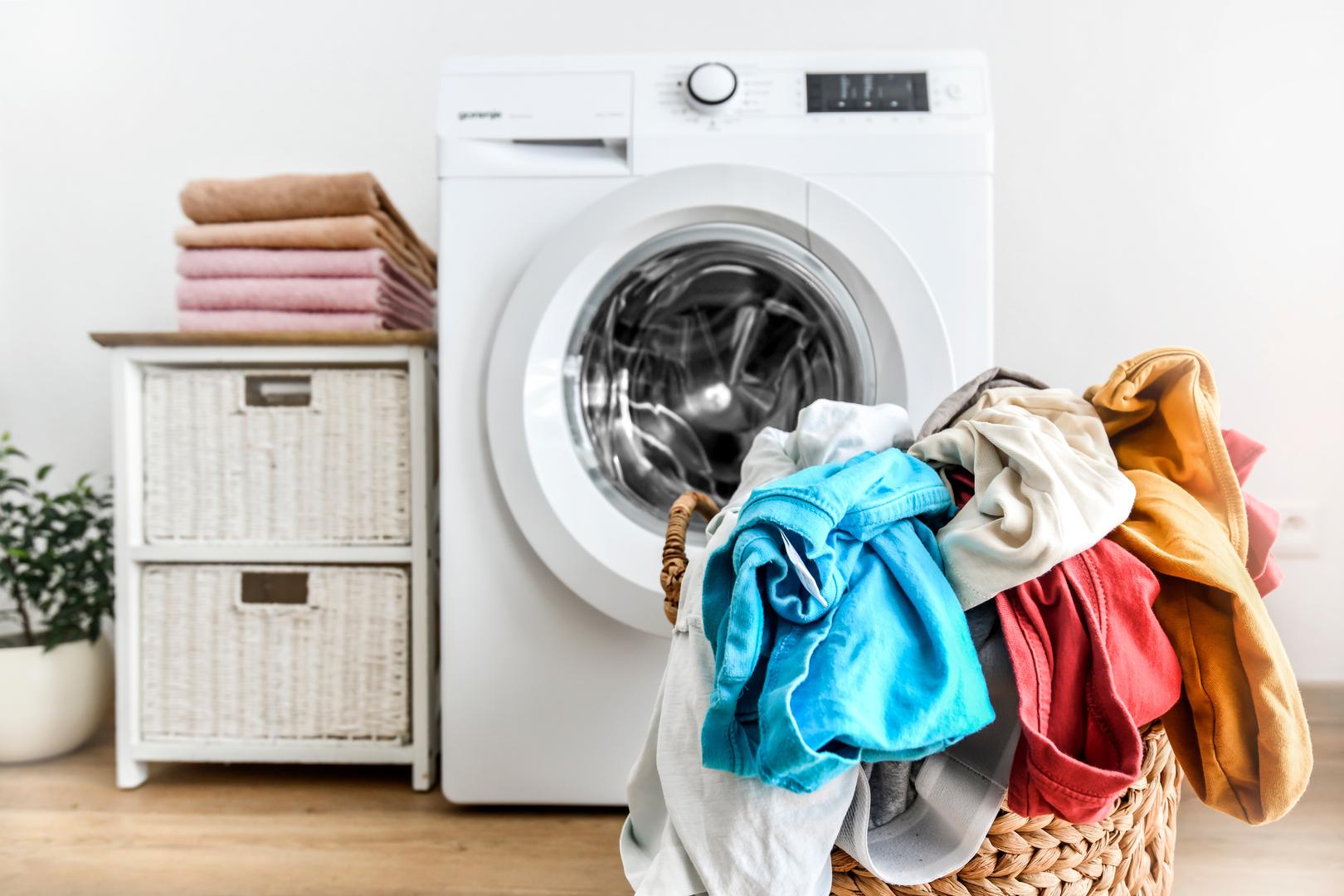 Mokra odjeća
"Ne ostavljajte u kupaonici košaru s prljavim vešom. Radije je držite u spavaćoj sobi ili u ormaru gdje neće biti izložena pari i vlažnom zraku nakon kupanja i tuširanja", ističe Navas dodajući kako u vlaga potiče rast bakterija zbog kojih će prostor imati neugodan miris.