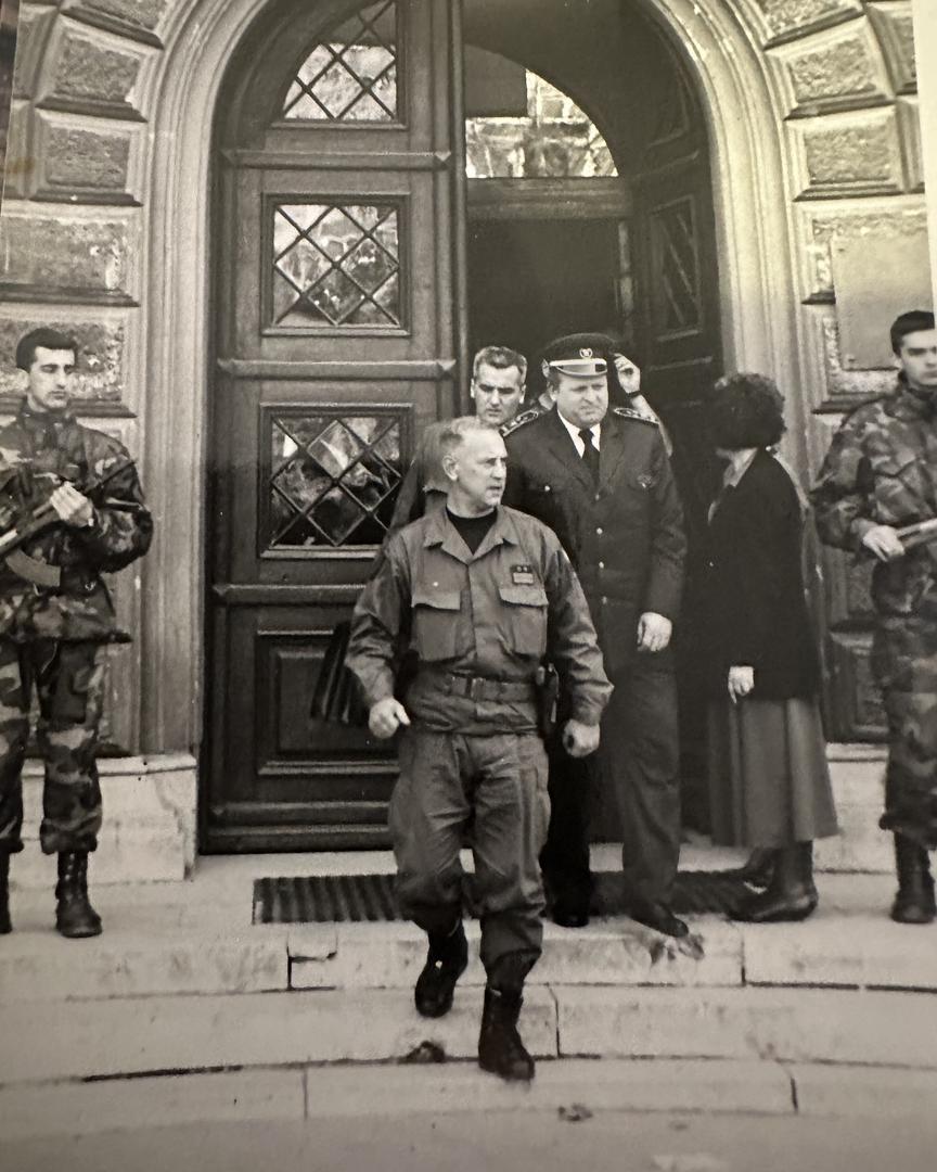 General Roso sa suradnicima u Sarajevu