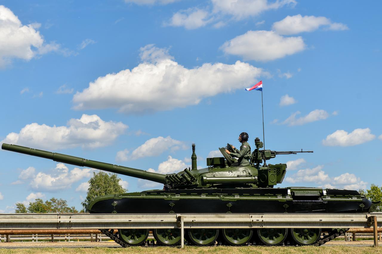 Tenkovi Hrvatske vojske prolaze preko Mosta mladosti uoči početka svečanog vojnog mimohoda u Zagrebu