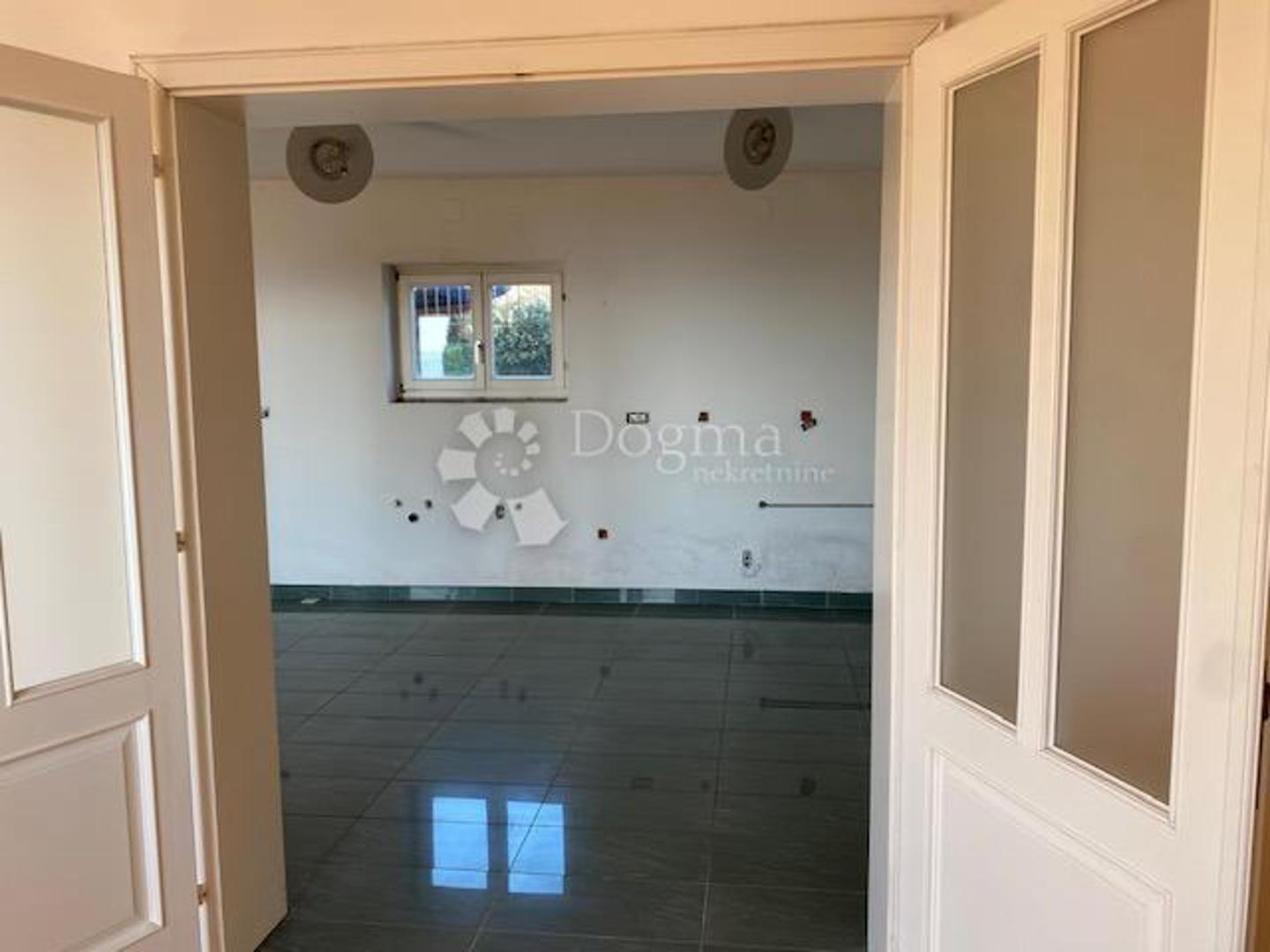 Iz master sobe postoji izlaz na lođu koja je, prema navodima, pogodna za postavljanje trake za trčanje, orbitreka i sličnih rekreativnih sprava.