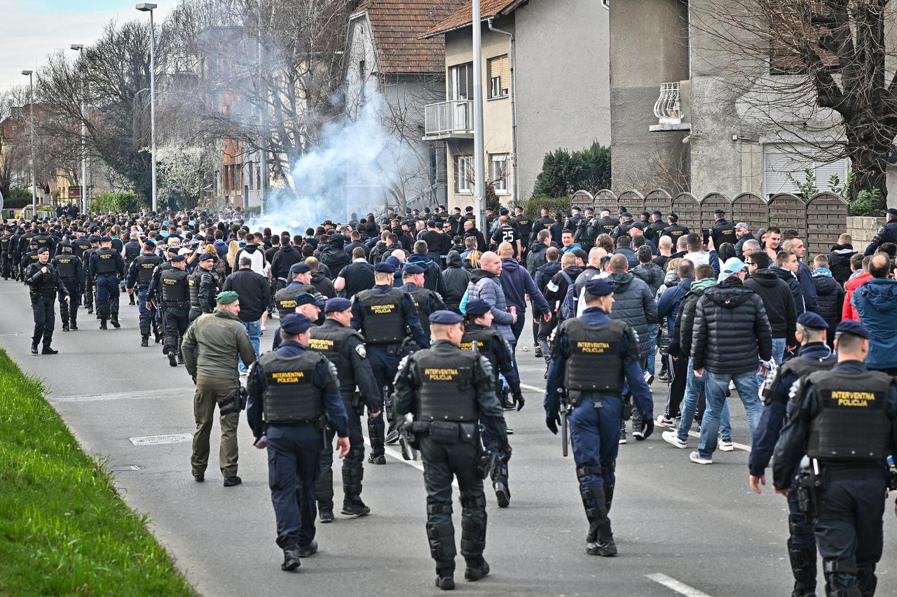Zagreb: Navijačka skupina Armada dolazi na utakmicu Rijeka-Dinamo