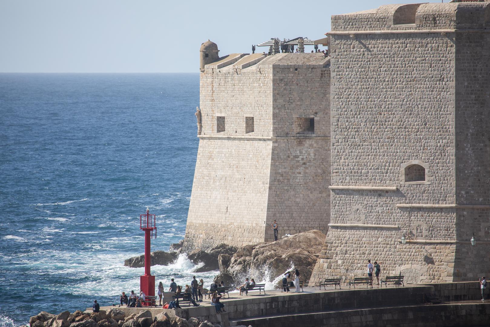 U Dubrovniku se i danas kupači mogu vidjeti na poznatoj gradskoj plaži Banje, gdje uživaju u blagim valovima i još uvijek ugodnom moru.

