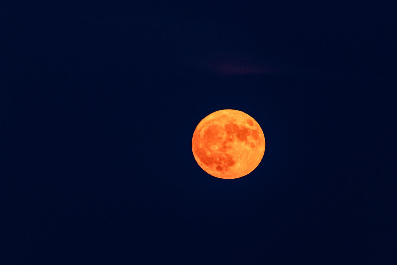Puni mjesec nad Zagrebom