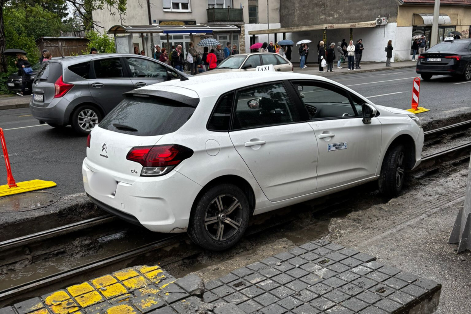 U utorak poslijepodne došlo je do većeg zastoja u zagrebačkoj Dubravi nakon što je vozilo, prema svemu sudeći taksi, zapelo na dijelu tramvajske pruge na kojoj su u tijeku građevinski radovi.