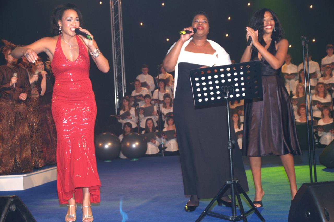'01.12.2010., Bjelovar - Bjelovarski bozicni koncertni gala spektakl zbog stednje ce biti zakinut za nastup americkih glazbenih soul diva, kakava je bila Maya Azucena (crvena haljina)  Photo: Damir Sp