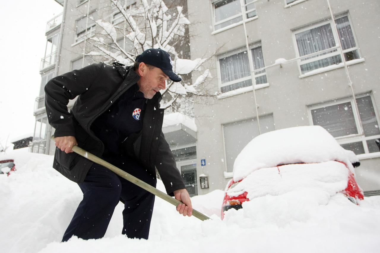 Milan Bandić snijeg čisti ispred svoje zgrade u Bužanovoj, a danas će svoje vještine pokazati i u Gorskom kotaru