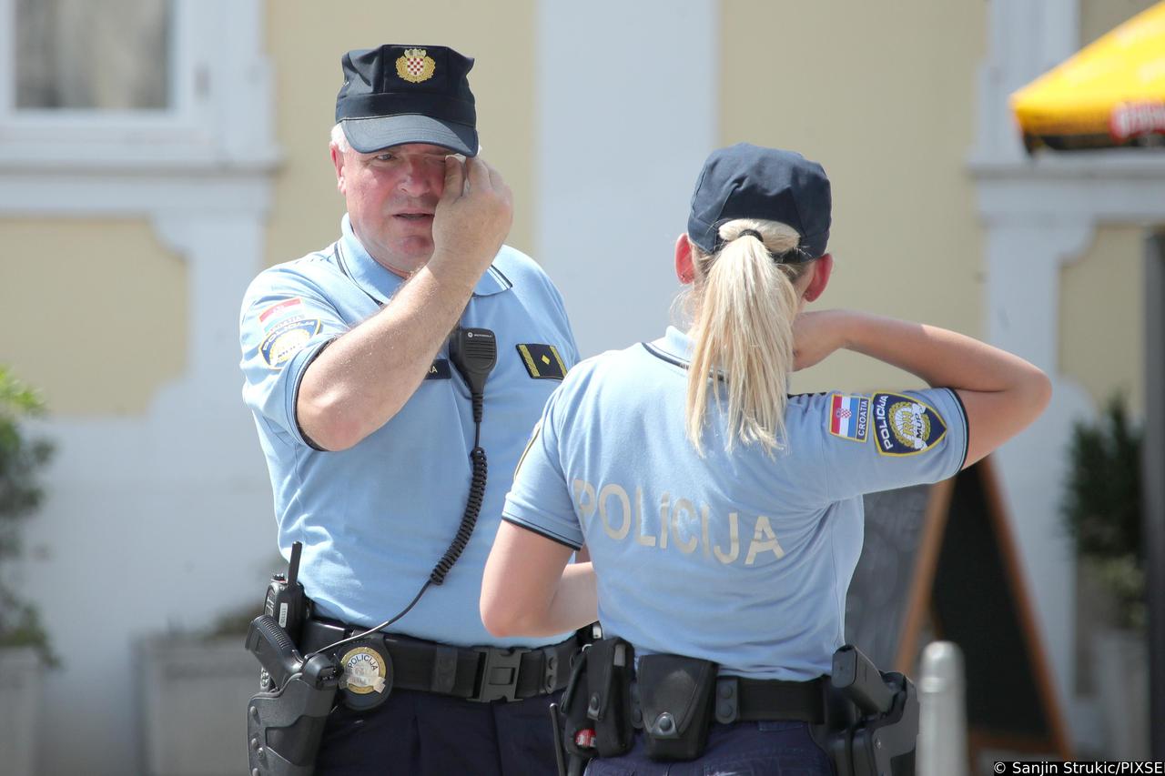 Velika vrućina na Kaptolu dok mlada policajka i njen kolega reguliraju promet