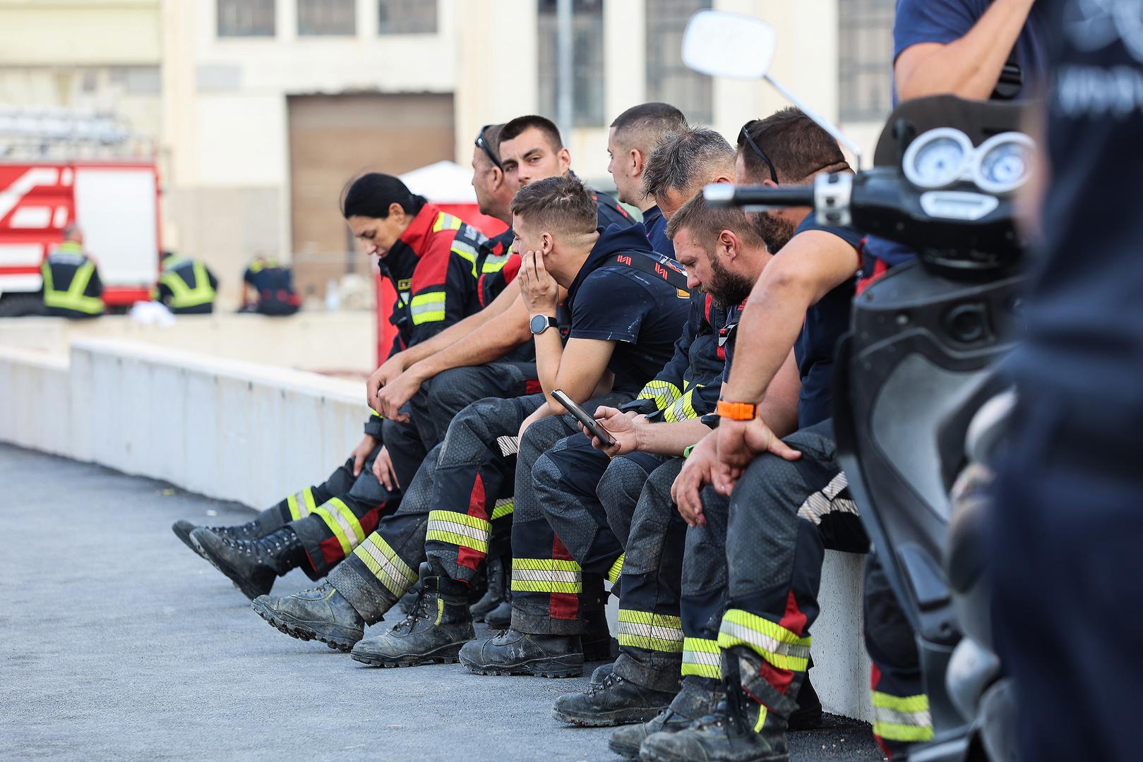 Nakon dramatične noći slijedi dogašivanje i nadzor požarišta kako bi se spriječilo ponovno rasplamsavanje vatre.
