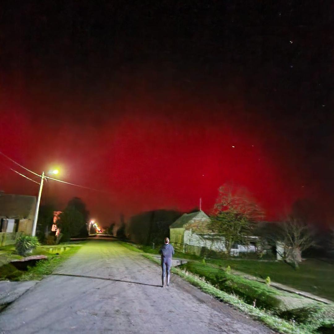 Polarna svjetlost, aurora borealis (na južnoj polutci aurora australis) igra je raznobojne,“nestašne“ svjetleće koperne na noćnom nebu, a nastaje kao rezultat borbe elektromagnetskih silnica Zemlje s onima koje nam dolaze od Sunca. Pogledajte predivne fotografije.
