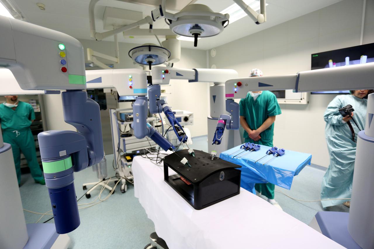 Predstavljen robotski sustav u Nacionalnom centru za robotsku kirurgiju KBC-a Zagreb