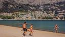 FOTO Nakon stravičnog požara kupači ponovno na plaži, pred njima tužan prizor