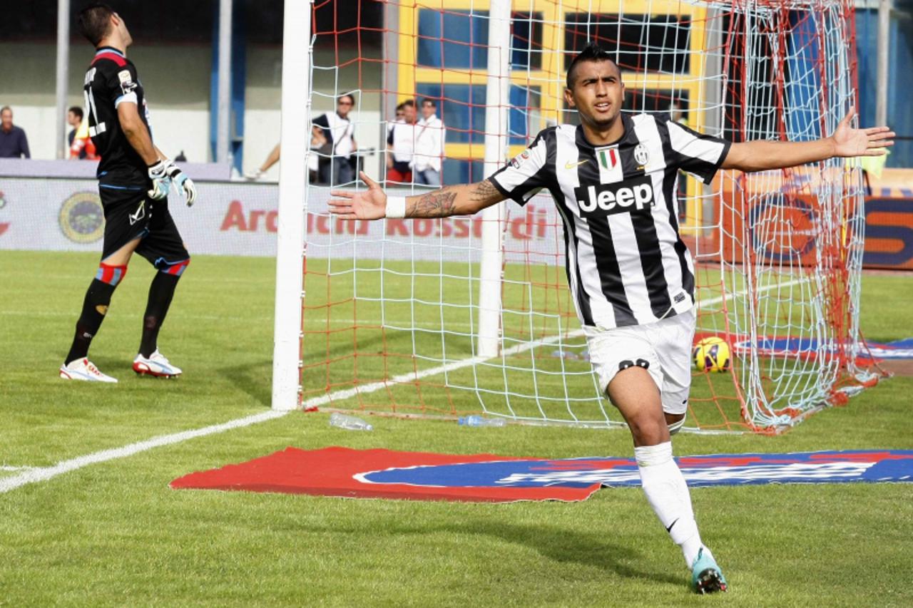 'Juventus\' Arturo Vidal (R) celebrates after scoring against Catania during their Serie A soccer match at the Massimino stadium in Catania October 28, 2012.  REUTERS/Antonino Parriniello (ITALY - Tag