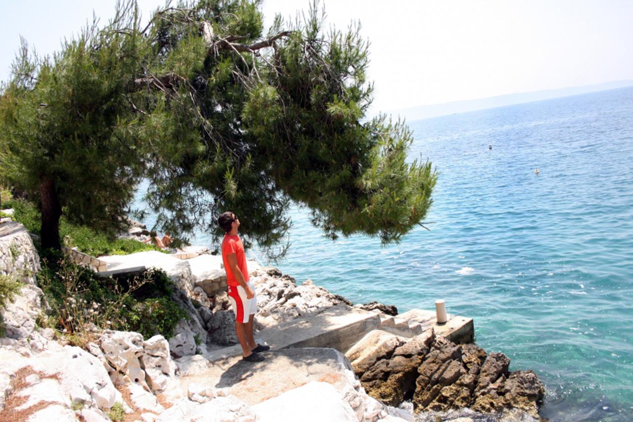 \'pixsell-14.06.2010. Trogir, Ciovo - Businci naselje Bok kamena plaza na kojoj je jucer Bozo Z. skakajuci s bora u more promasio i pao na ostre stijene ozljedio je glavu i u zevotnoj je opasnosti. Ph